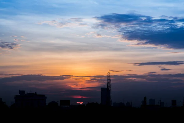 ふわふわ雲と美しい重差と気候の夕焼け空 — ストック写真
