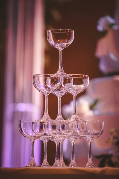 Bir bardak şampanya bir partide düğün kutluyor 