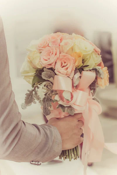 Damat Düğün için bir buket çiçek tutuyordu — Stok fotoğraf