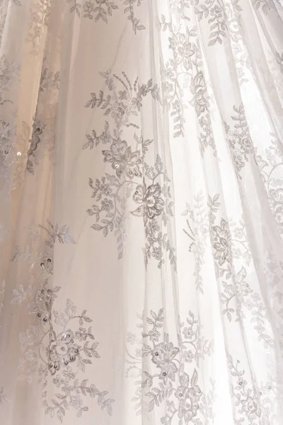 Gelin elbise kumaş ve güzel nakış weddi detayları