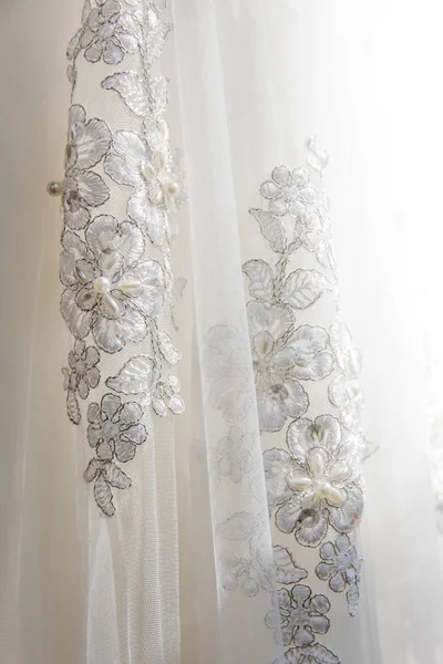 Detalhes do vestido de noiva tecido e belo bordado weddi — Fotografia de Stock