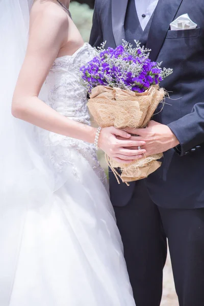 Nygifta med en bukett vackra blommor — Stockfoto