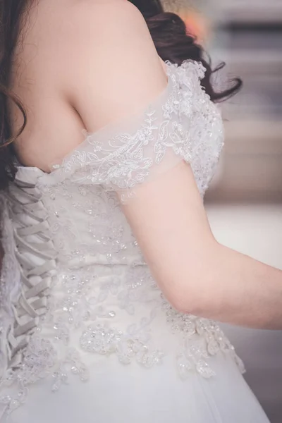Le dos d'une mariée avec une belle robe de mariée brodée w — Photo