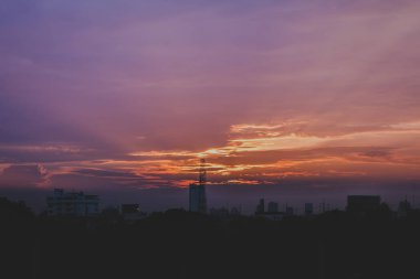 Kabarık bulutlar ve güzel ağır hava weath romantik günbatımı gökyüzü