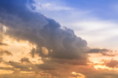 Kabarık bulutlar ve ağır hava çok güzel manzara ile romantik günbatımı gökyüzü