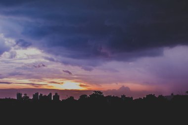 Kabarık bulutlar ve güzel ağır hava weath romantik günbatımı gökyüzü