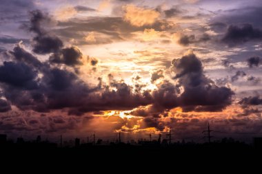 Kabarık bulutlar ve güzel ağır hava weath romantik günbatımı gökyüzü