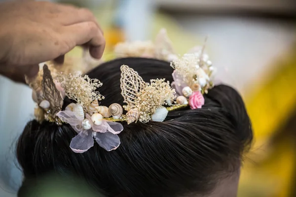Bridal hairstyles to crown fashion accessories