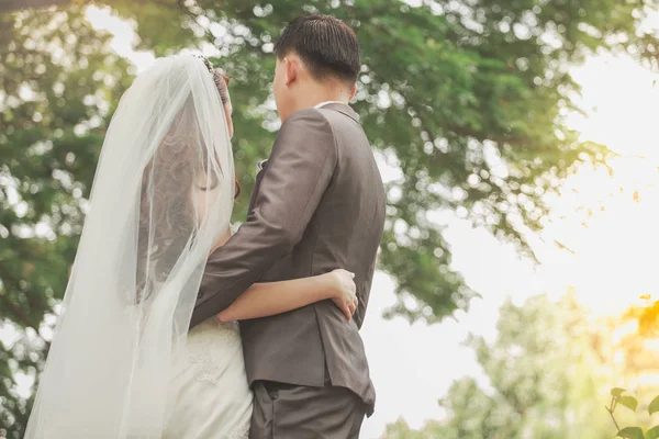 Noiva e noivo casados abraçando um ao outro como um símbolo de amor — Fotografia de Stock