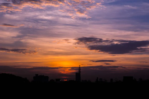 Cielo di tramonto di clima con le nuvole morbide e il weathe pesante bello — Foto Stock