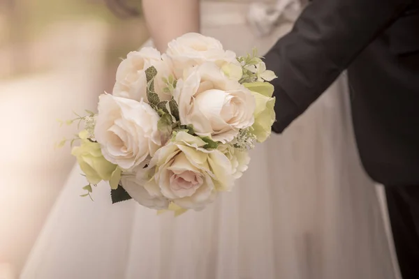 美しい花の花束と新婚夫婦 — ストック写真