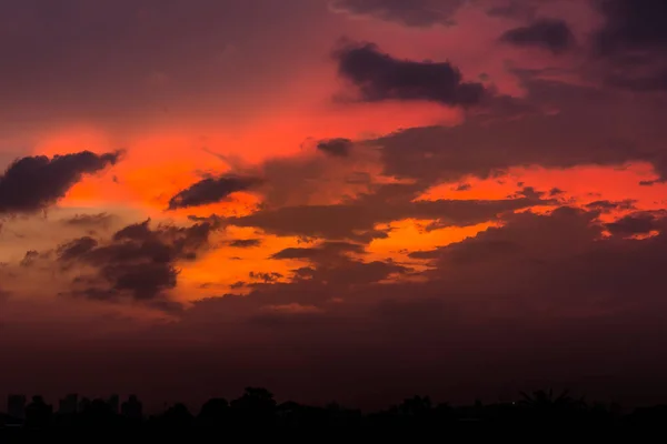 Cielo nocturno con luz del atardecer y nubes de colores como telón de fondo — Foto de Stock