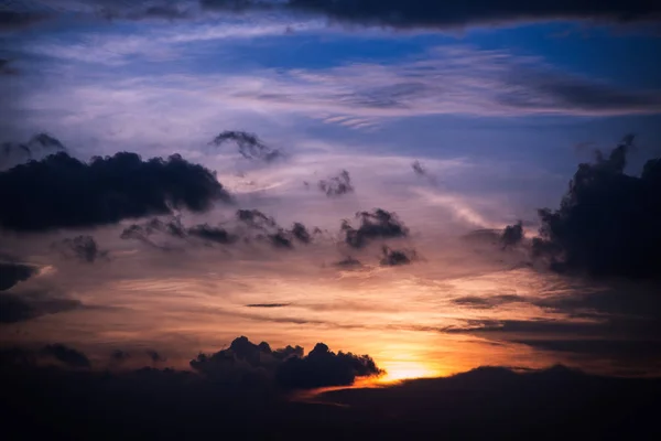 Romántico cielo al atardecer con nubes esponjosas y hermoso y pesado weath — Foto de Stock