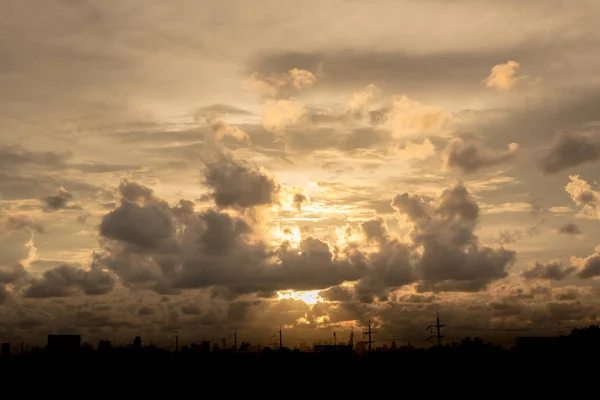 ふわふわの雲と美しい重い weath ロマンチックな夕焼け空 — ストック写真