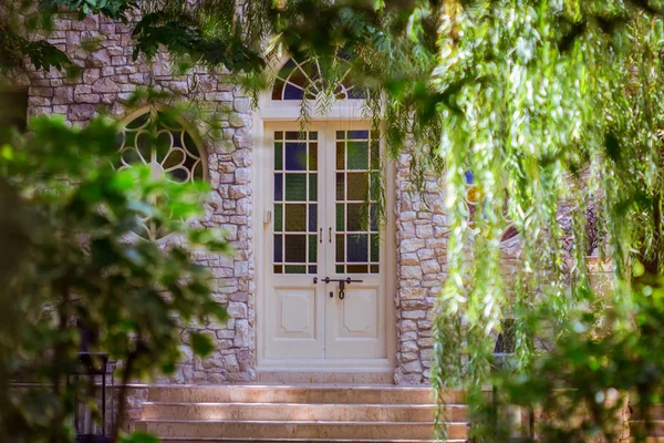 Kilise kapı ile birçok renkli cam 