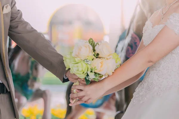 Casal segurando um buquê de flores com um feliz dia de casamento — Fotografia de Stock