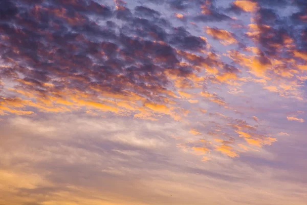 Cielo di tramonto di clima con le nuvole morbide e il weathe pesante bello — Foto Stock