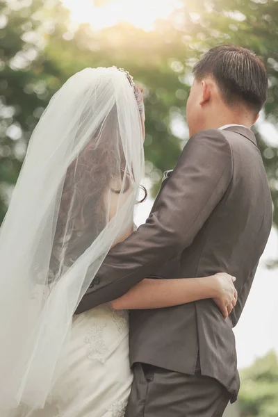 Noiva e noivo casados abraçando um ao outro como um símbolo de amor — Fotografia de Stock