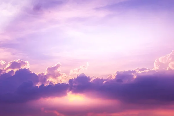 Солнце и облака фон с пастельным цветом — стоковое фото