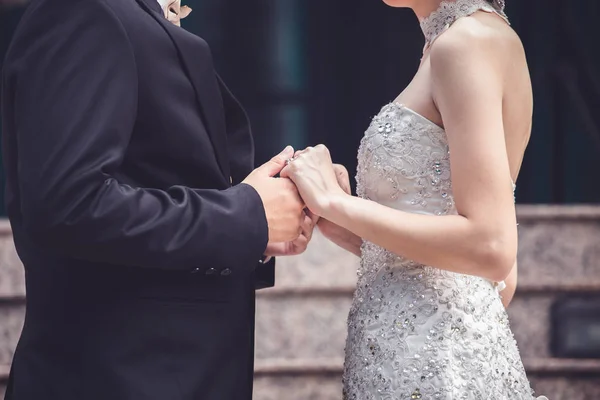 Matrimonio coppia che si tiene per mano un simbolo di amore — Foto Stock