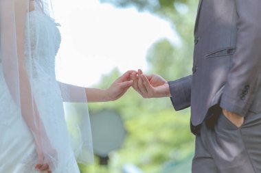 Evli gelin ve damat aşk sembolü olarak elele 