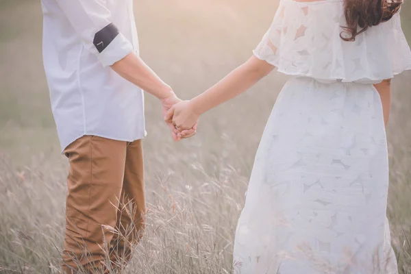 Mladá vyjádřit lásku s handshake jako symbol lásky — Stock fotografie