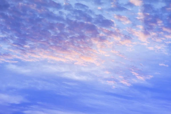 Климат заката неба с пушистыми облаками и красивым тяжелым климатом — стоковое фото