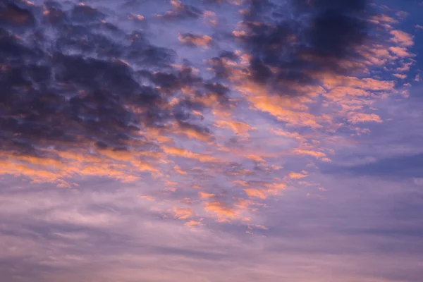 Cielo di tramonto di clima con le nuvole morbide e il weathe pesante bello — Foto Stock