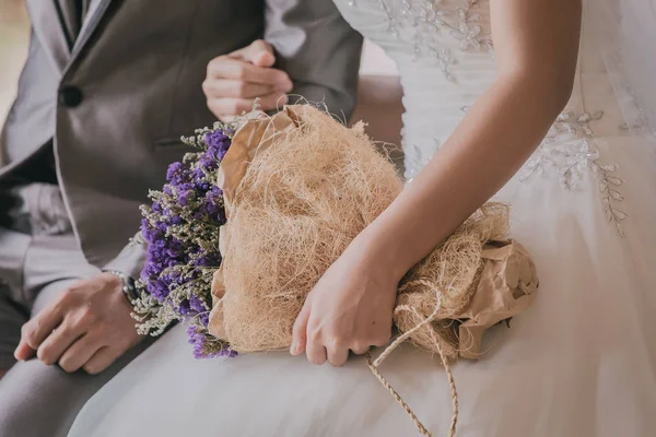 La sposa che tiene un mazzo di fiori — Foto Stock