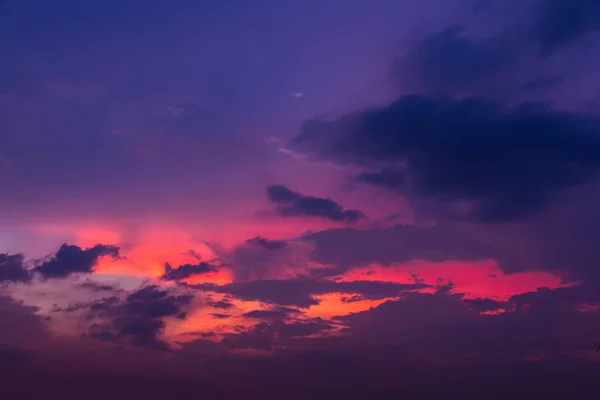 Cielo serale con luce del tramonto e nuvole colorate come sfondo — Foto Stock
