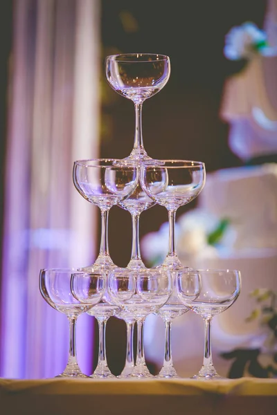 Bir bardak şampanya bir partide düğün kutluyor 