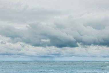 Gökyüzünde süzülen yağmur bulutları