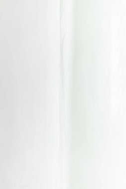 Kumaşın şekli hassas ve şeffaf. Siyah beyaz arkaplan ve kumaş