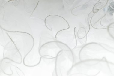 Kumaşın şekli hassas ve şeffaf. Siyah beyaz arkaplan ve kumaş