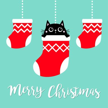 Mutlu noeller. Noel kırmızı çorap çizgisi asmak. Kara kedi suratlı. Tatlı çizgi film kawaii bebek karakteri. Düz dizayn. Mavi arkaplan.