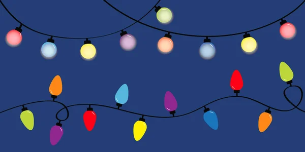 Luci di Natale incandescenti. Festa festiva decorazione natalizia. Ghirlanda di lampadine. Colorato set di luci fata stringa. Colore arcobaleno. Design piatto. Sfondo blu. Isolato . — Vettoriale Stock