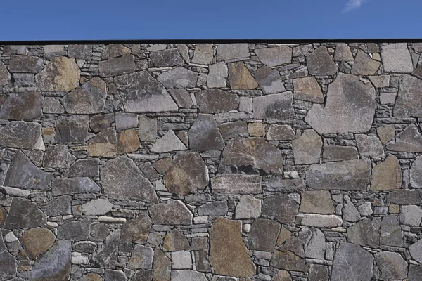 Steinmauer vor sonnigem blauem Himmel — Stockfoto