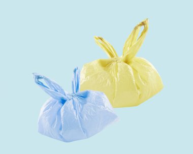 Arka planda sevimli renkli plastik poşetleri bağla, ekoloji C
