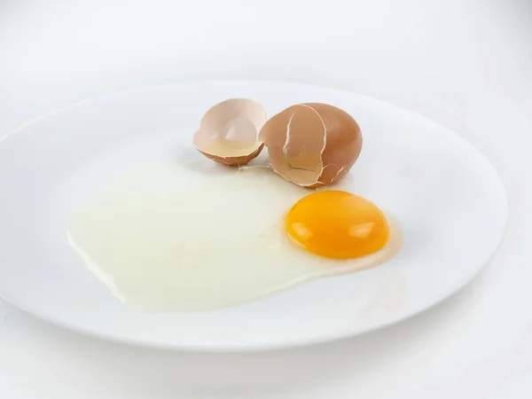 Broken Eggs Plate White Background Reddish Yellow — Stock Photo, Image