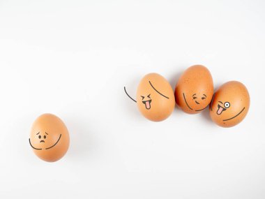 Zorbalık konsepti, ayrımcılık. Bir grup gülen yüz ve bir tanesi üzgün ve depresif görünüyor, ayrımcılık, ırkçılık ve toplum içinde negatif iletişim kavramları, duygusal yumurta.