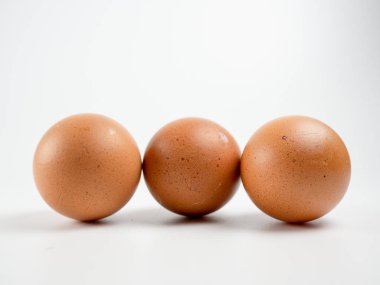  Beyaz arkaplanda yumurta