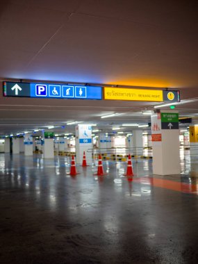 Alışveriş merkezine park ediyorum. Mevcut aileler için park yeri