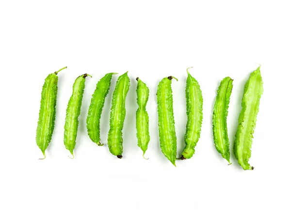 白い背景に巻き豆が隔離されます 野菜はチリペーストで食べる 緑野菜 — ストック写真