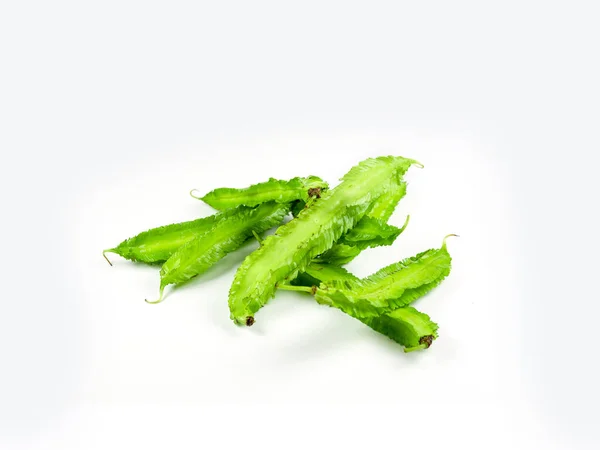 Крылатые Бобы Белом Фоне Изолировать Овощи Поесть Чили Пасты Зеленые — стоковое фото
