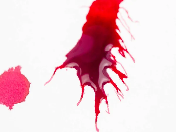 红漆的痕迹渗入白纸背景模仿有机细胞的概念 闭合色彩 — 图库照片