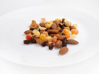 Çeşit çeşit fındık ve kurutulmuş meyve karışımı beyaz, badem, kuru üzüm, fındık, üst hayat