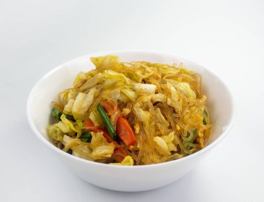 Beyaz arka planda kızartılmış vermicelli, fasulyeli erişte, Tayland yemeği.