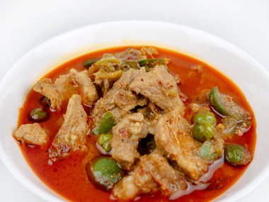 Beyaz arka planda domuz etli Panang Curry, Tayland yemeği.