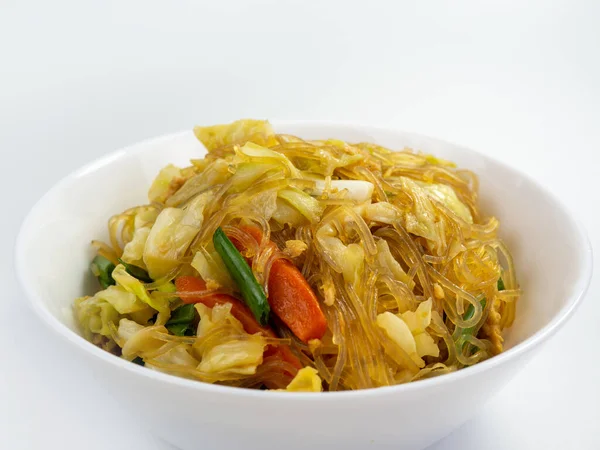 Beyaz arka planda kızartılmış vermicelli, fasulyeli erişte, Tayland yemeği.