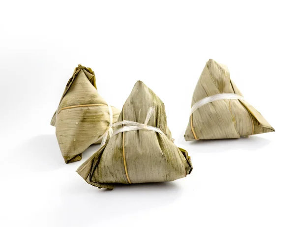 Beyaz arka planda geleneksel sarılı pirinç köftesi, Ejderha Teknesi Festivali pirinç köftesi